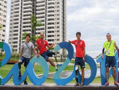 Un grupo de deportistas paralímpicos, este martes en Río.