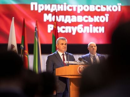 El presidente de Transnistria, Vadim Krasnoelski (izquierda), este miércoles en el congreso político celebrado en Tiráspol.