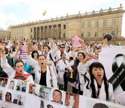 Manifestantes protestan contra los recortes en sanidad en Colombia en 2013.
