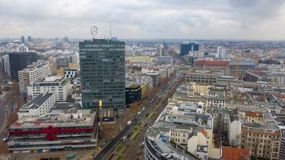 Vista aérea de la popular avenida Tauentzienstrasse, en el barrio Charlottenburg, Berlín, Alemania.