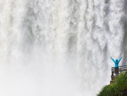 Un turista frente a las cataratas de Iguazú, frontera natural entre Argentina y Brasil.