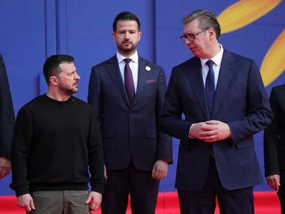 El presidente ucranio, Volodímir Zelenski, junto a su homólogo serbio,  Aleksandar Vucic, este miércoles en Tirana.