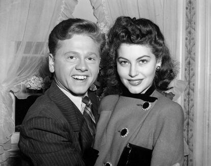Mickey Rooney a los 21 años con Ava Gardner en Santa Barbara, California, poco después de que la pareja solicitase una licencia de matrimonio en enero de 1942. Gardner fue la primera de sus ocho mujeres.