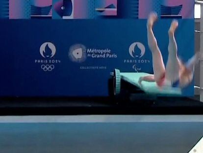 Vídeo | Un atleta se resbala y se cae del trampolín en la inauguración de la piscina olímpica de los Juegos de París 2024