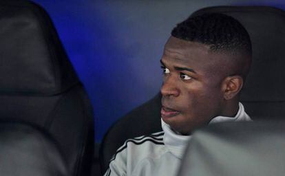 Vinicius Júnior, en el banquillo del Bernabéu.