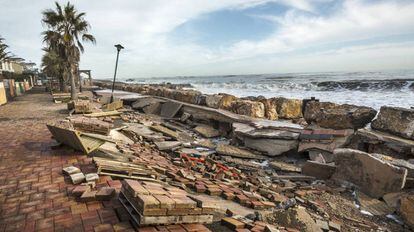 Playa de Almenara (Castellón) donde la fuerza del mar ha destrozado el paseo marítimo.