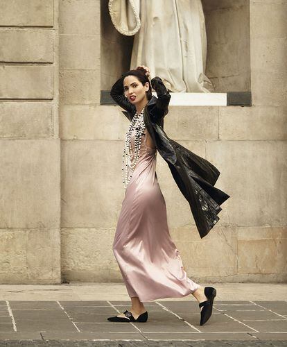 Gabardina de charol de Nina Ricci (4.700 €), combinación de Oysho (35,99 €), collar largo con varias vueltas (10.840 €) y con lazo (3.910 €), ambos de Chanel; y bailarinas de Giorgio Armani (970 €).