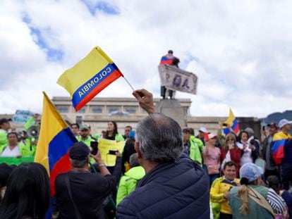 Un hombre ondea una bandera colombiana durante la manifestación de este miércoles en contra del Gobierno de Gustavo Petro, en Bogotá.