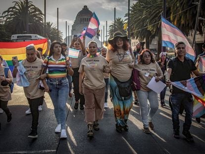 Las diputadas Salma Luévano y María Clemente encabezaron una marcha contra discursos de odio en Ciudad de México, en marzo de 2022.