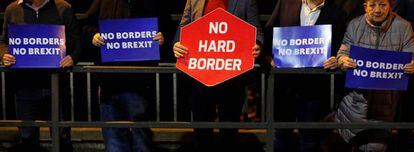 Manifestantes en una de las fronteras de las dos Irlandas. 