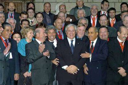 El alcalde de Barcelona, Joan Clos (centro), posa junto a los alcaldes de la Conferencia de Ciudades.