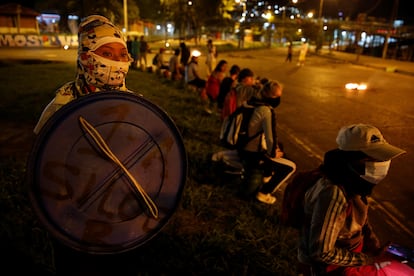 Un grupo de personas protesta la noche del 11 de mayo de 2021 en el barrio de Siloé, en Cali.