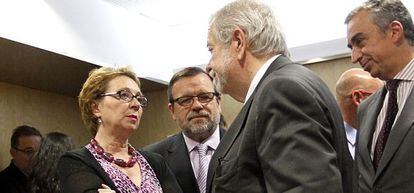 Mart&iacute;nez Aguayo conversa el jueves con el secretario de Estado Antonio Beteta.