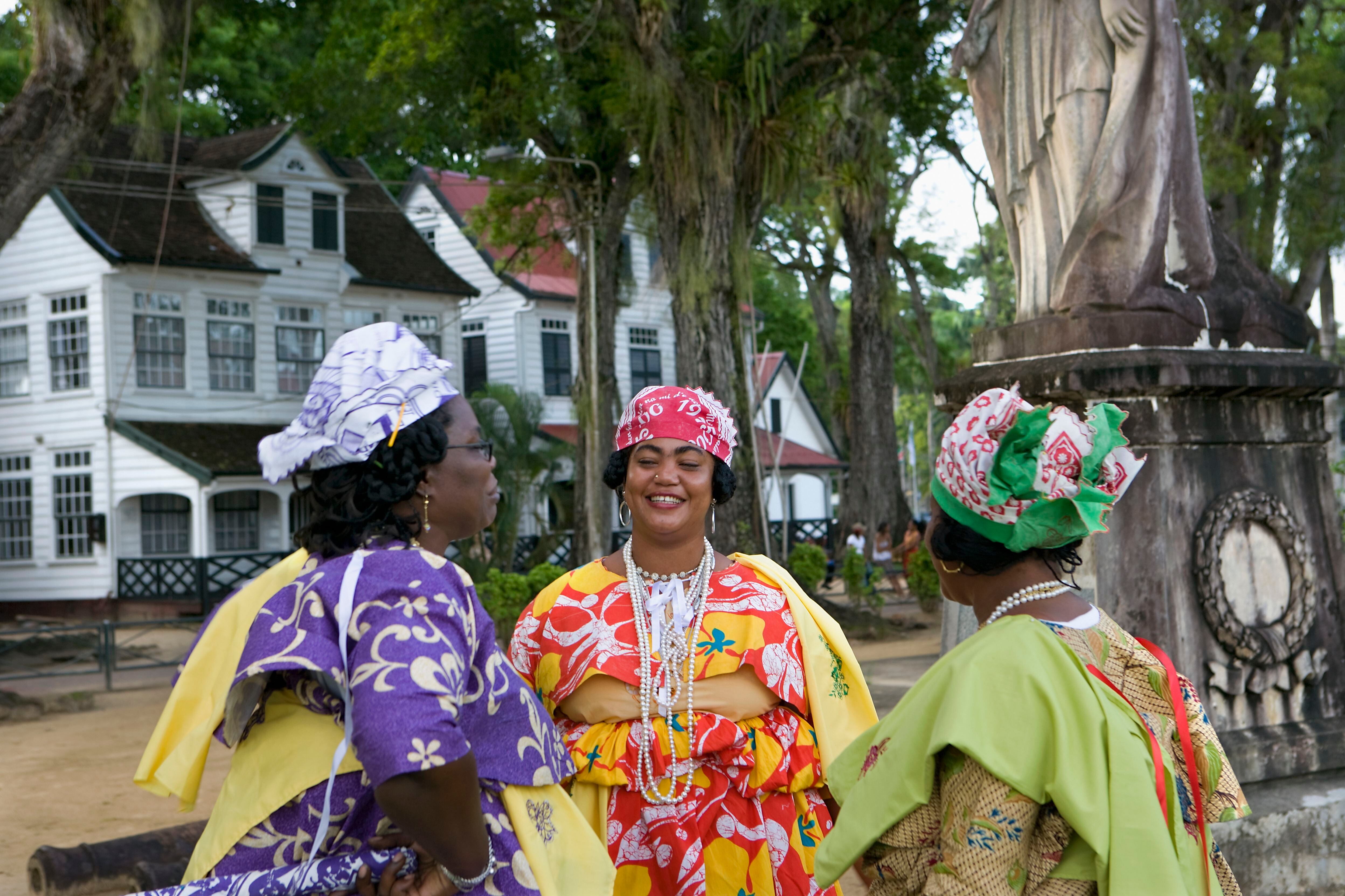 Mujeres ataviadas con un traje tradicional koto en la ciudad de Paramaribo, capital de Surinam.