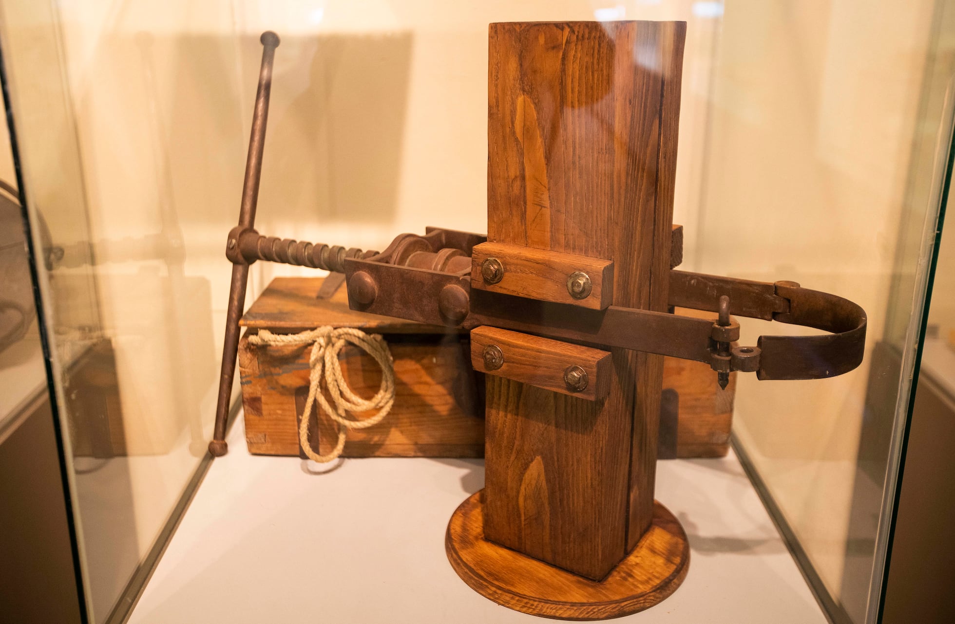 Crímenes Cráneos trepanados, armas asesinas y un garrote vil de