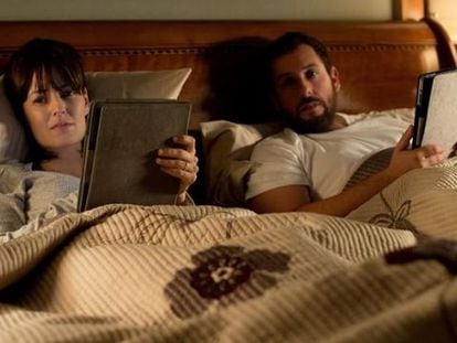 Rosemarie DeWitt y Adam Sandler, en la película.