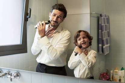 Un padre se afeita con su hijo.