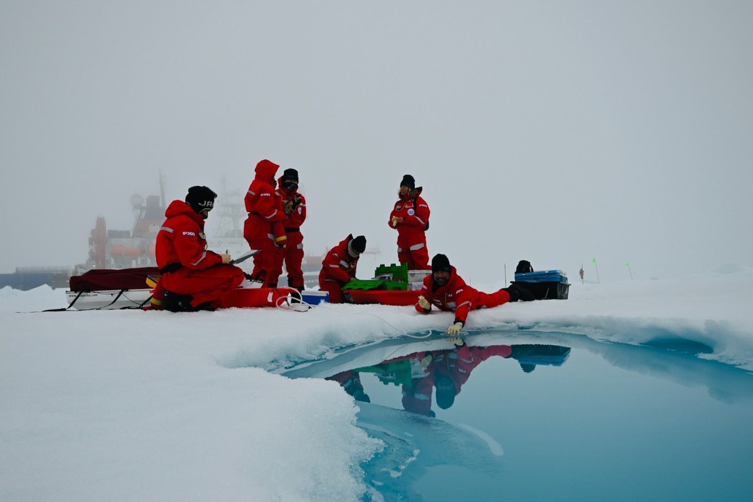 El investigador Manuel Dall’Osto, del ICM-CSIC, toma muestras de agua durante la expedición