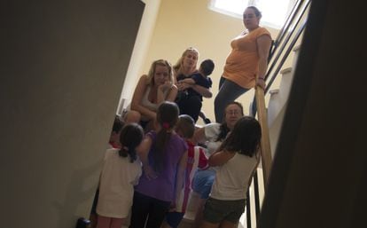 Cuatro de las madres okupas de la casa junto a varios de sus hijos, en el rellano del inmueble.