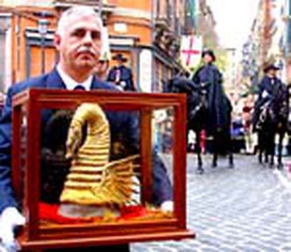 La cimera del rey Martí, paseada con escolta de Guardia Urbana y caballeros de Sant Jordi durante la fiesta de la conquista catalana de Mallorca.