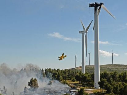 Incendio en el Perell&oacute; con la g&oacute;ndola de un molino quemada, posible origen del fuego.