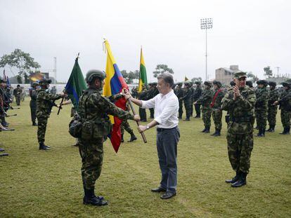 Juan Manuel Santos, presidente de Colombia, entrega la bandera del país a la Tarea de Fuerza Hércules, desplegada en la frontera con Ecuador.
