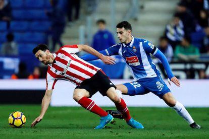 Hermoso ante Aduriz en el duelo Espanyol Athletic. 