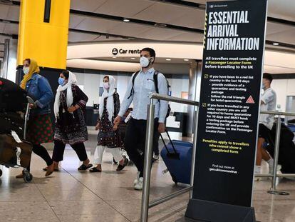 Varios viajeros transitan por el aeropuerto londinense de Heathrow el pasado día 3.