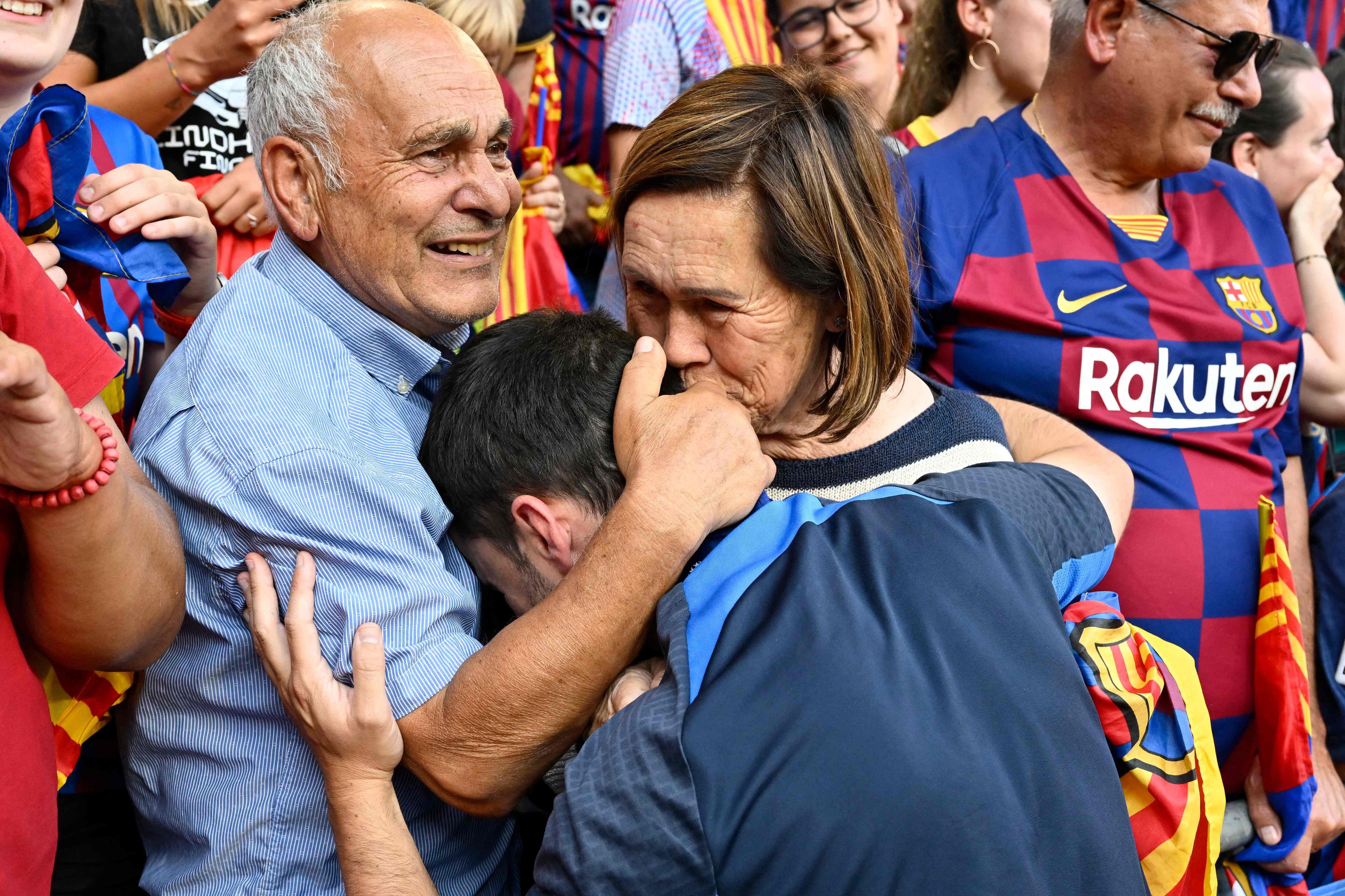 El entrenador del Barcelona, Jonatan Giraldez (centro), celebra la victoria junto a sus padres. 