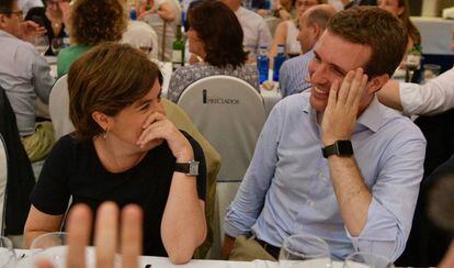 Fotografía facilitada por el PP de Soraya Sáenz de Santamaría y Pablo Casado durante la cena del grupo popular la semana pasada en Madrid. 