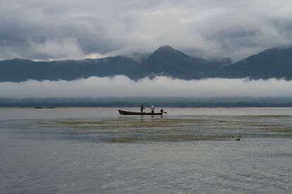 Pescadores en el lago de Izabal