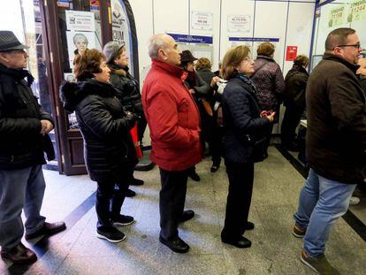 Colas y ambiente ante la administración de Doña Manolita en la calle del Carmen.
 