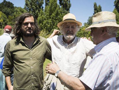 Beiras, en el centro, abrazado al diputado Ant&oacute;n S&aacute;nchez.