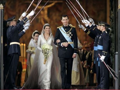 Doña Letizia y don Felipe, a la salida de la catedral de Almudena de Madrid el día de su boda.