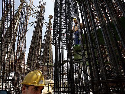 Operarios trabajando en el interior del templo de la Sagrada Familia.