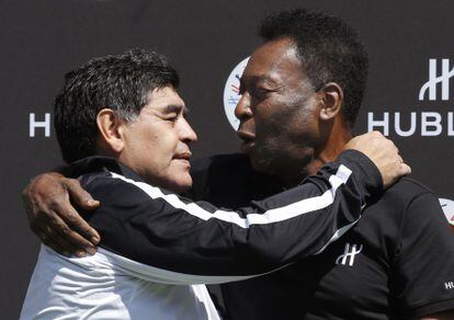 Maradona y Pelé abrazados en 2016.