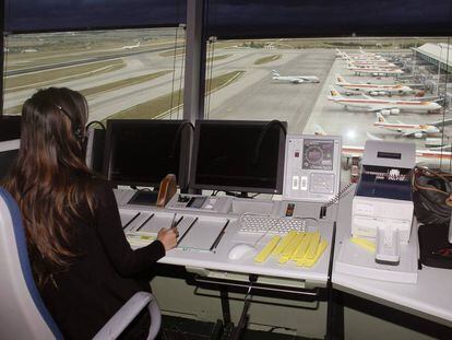 Una controladora aérea en plena faena en la torre de control del aeropuerto de Madrid-Barajas.