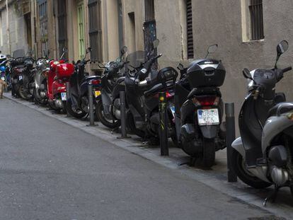 Motos aparcades al carrer Martínez de la Rosa, a Gràcia.