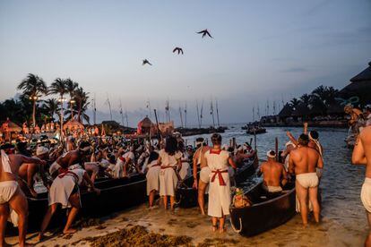 Personas representan la 'Travesía Sagrada Maya' desde Xcaret a la isla de Cozumel, en mayo de 2019.
