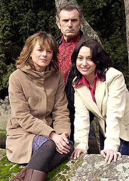 Emma Suárez (izquierda), Antonio Valero y Natalia Verbeke, protagonistas de <i>El pantano.</i>