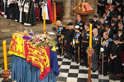 La familia real británica ante el féretro de la reina Isabel.