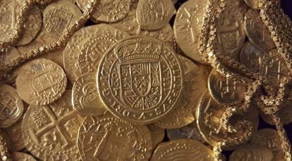 Monedas y cadena de oro del tesoro hallado en la costa de Florida pertenecientes a un barco español hundido en 1715.