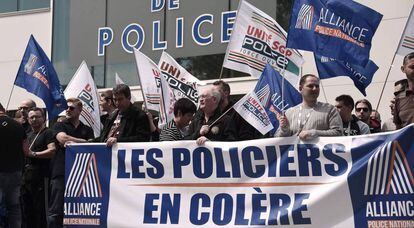 Manifestantes contra el “odio antipoli” este miércoles frente a la estación de policía de Estrasburgo.