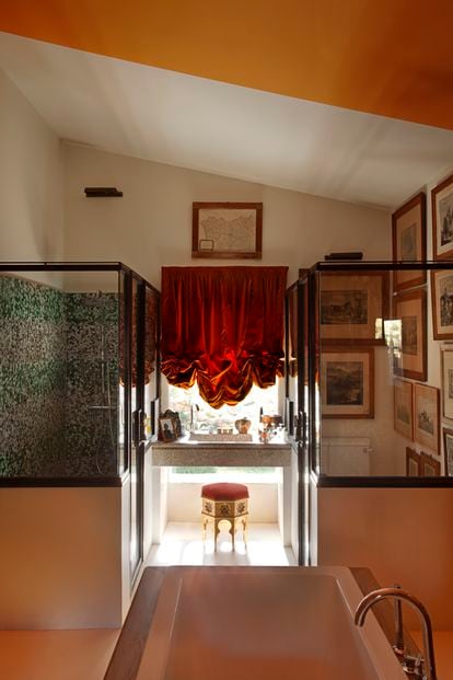 La casa de Lorenzo Castillo es exuberante y llena de colores intensos, como se puede ver en su baño