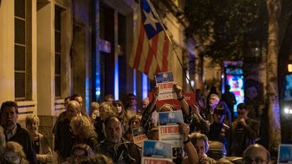 Concentración independentista en la noche del viernes en un instituto de Barcelona en el que se pusieron urnas el 1-O.