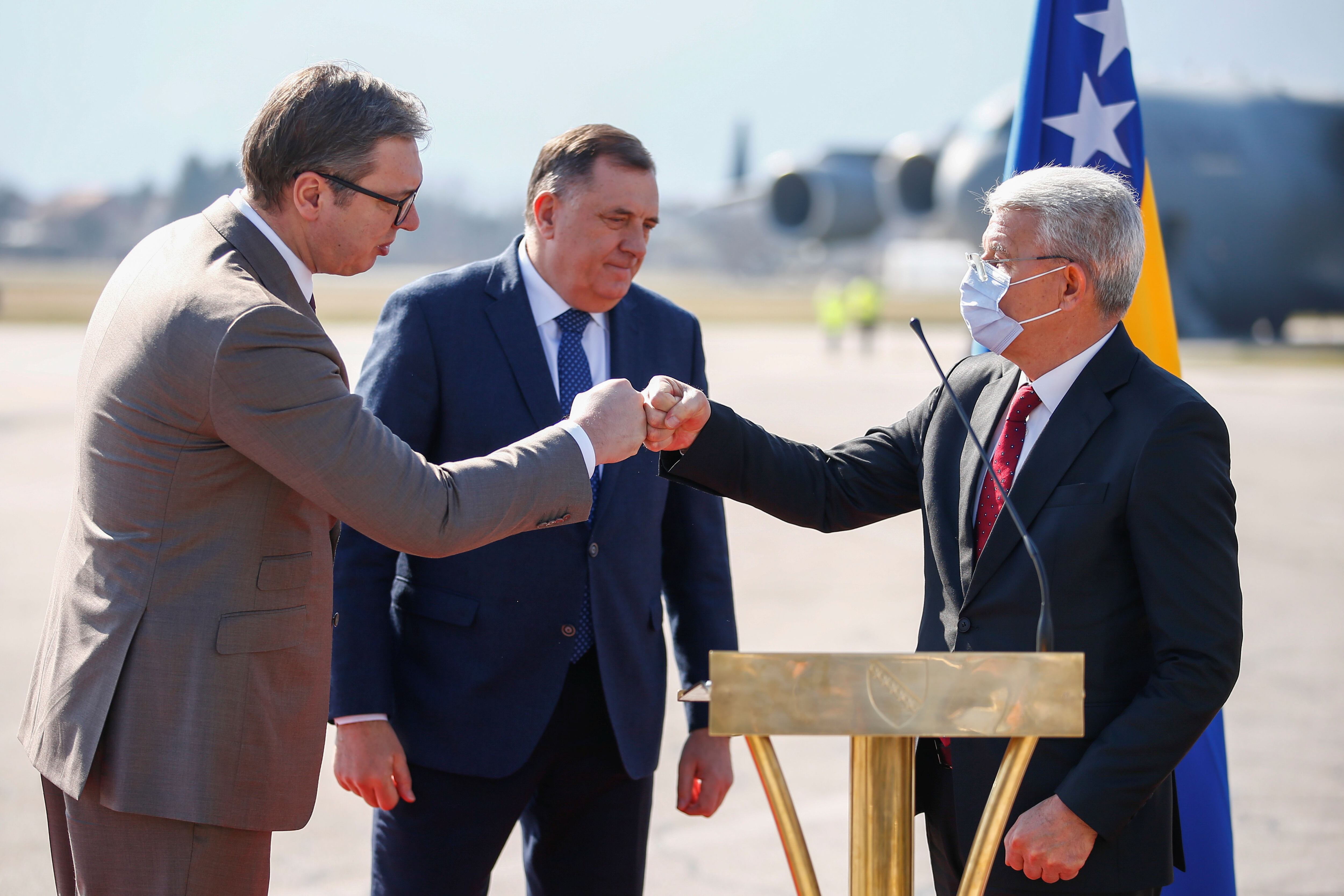 Aleksandar Vucic (izquierda) y Sefik Dzaferovic chocan el puño. En medio, otro miembro de la presidencia tripartita bosnia, Milorad Dodik, el día 2 en el aeropuerto de Sarajevo.