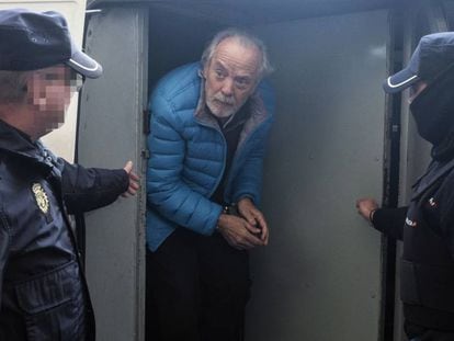  El empresario Tolo Cursach, a su llegada en un furgón policial a los juzgados de Vía Alemania de Palma, el pasado mes de marzo. 