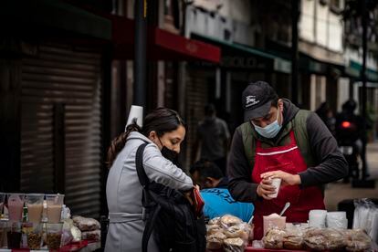 Vendedores de alimentos en la calle 16 de septiembre del centro histórico de Ciudad de México.