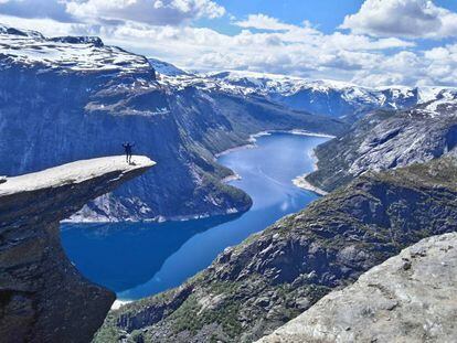Saliente del acantilado de Trolltunga, conocido como la lengua del troll, en Noruega.