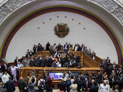 La Asamblea General de Venezuela durante el debate de este domingo. En vídeo, la policía impide a Guaidó entrar al Parlamento